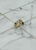 Anillo Banda Doble con Zirconias y Dije Candado Trébol Negro en Oro Amarillo 10K - 4.11g
