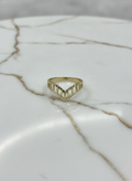 Anillo Chevron en V Calado con Corte Diamante en Oro Amarillo 10K - 1.88g