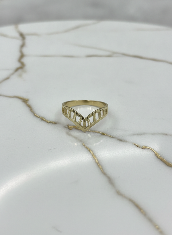 Anillo Chevron en V Calado con Corte Diamante en Oro Amarillo 10K - 1.88g