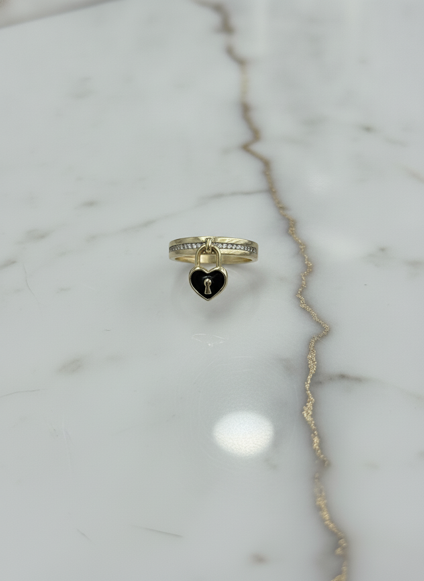 Anillo Banda con Zirconias y Dije Candado Corazón Negro en Oro Amarillo 10K - 2.74g