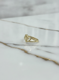 Anillo Corazón Calado con Cruz Central y Hombros Dobles en Oro Amarillo 10K - 1.36g