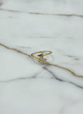 Anillo Flecha de Cupido Bypass con Plumas de Zirconias en Oro Amarillo 10K - 1.00g