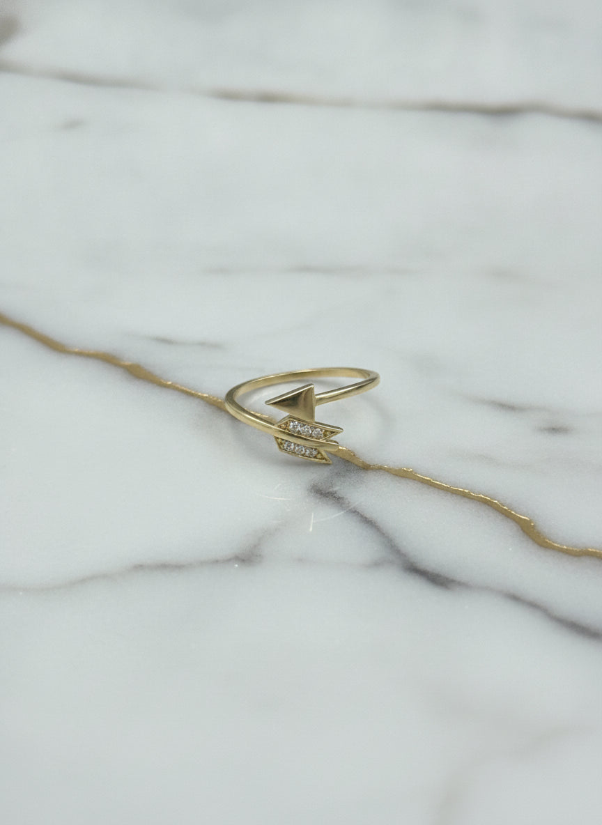 Anillo Flecha de Cupido Bypass con Plumas de Zirconias en Oro Amarillo 10K - 1.00g