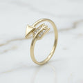 Anillo Flecha de Cupido Bypass con Plumas de Zirconias en Oro Amarillo 10K - 1.00g