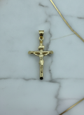 Dije Crucifijo Tubular con Cristo en Relieve e INRI en Oro Amarillo 10K - 1.09g