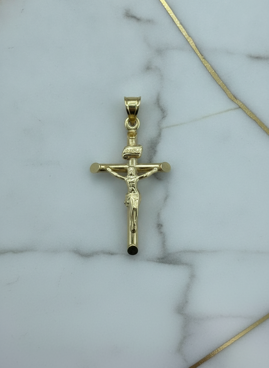 Dije Crucifijo Tubular con Cristo en Relieve e INRI en Oro Amarillo 10K - 1.09g