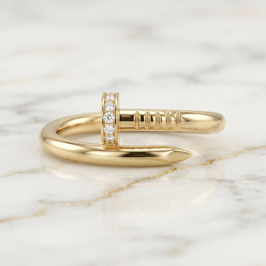 Anillo Clavo Curvo Envolvente con Cabeza de Circonias en Oro Amarillo 10K (Talla 8) - 1.45g