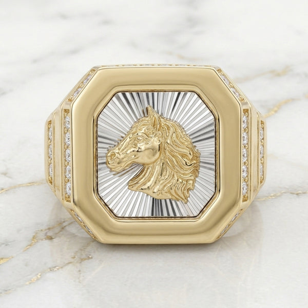 Anillo Sello Octagonal de Caballo Bicolor con Rayos en Oro Blanco y Hombros Escalonados con Circonias en Oro 10K (Talla 11) - 5.79g