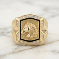 Anillo Sello de Caballo sobre Fondo Texturizado con Marco de Circonias en Oro Amarillo 10K (Talla 11) - 5.14g