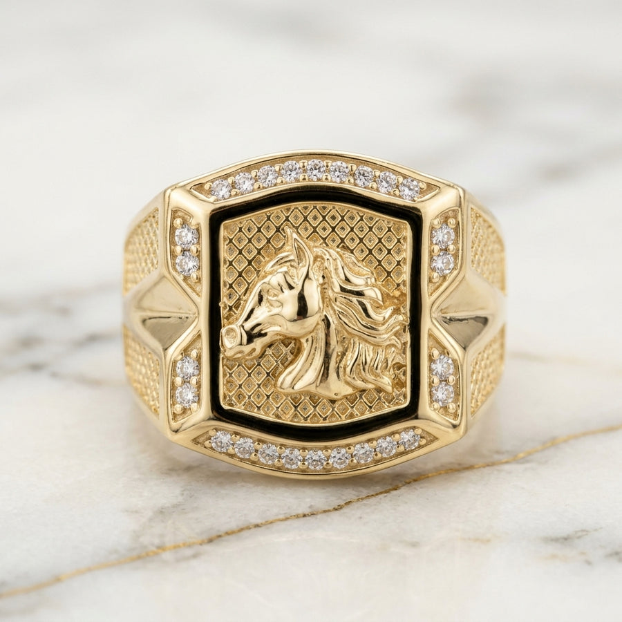 Anillo Sello de Caballo sobre Fondo Texturizado con Marco de Circonias en Oro Amarillo 10K (Talla 11) - 5.14g