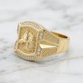 Anillo Sello de Caballo sobre Fondo Texturizado con Marco de Circonias en Oro Amarillo 10K (Talla 11) - 5.14g