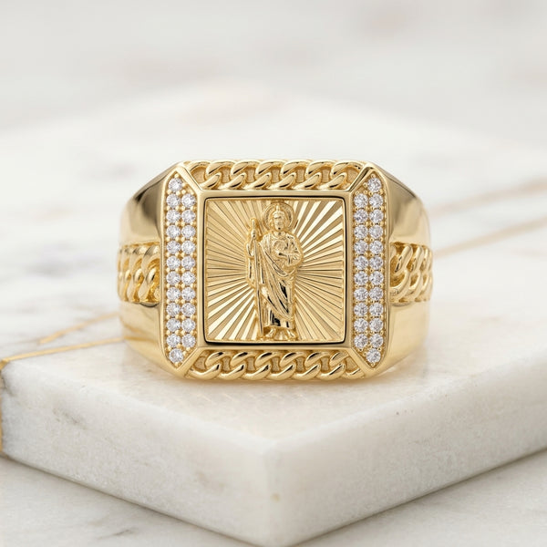 Anillo Sello Cuadrado de San Judas Tadeo en Relieve con Eslabón Cubano y Pavé de Circonias en Oro Amarillo 10K (Talla 11) - 4.38g