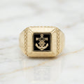Anillo Sello Cuadrado de Ancla Marinera sobre Fondo Negro con Marco Estriado y Eslabón Cubano en Oro Amarillo 10K (Talla 11) - 5.85g
