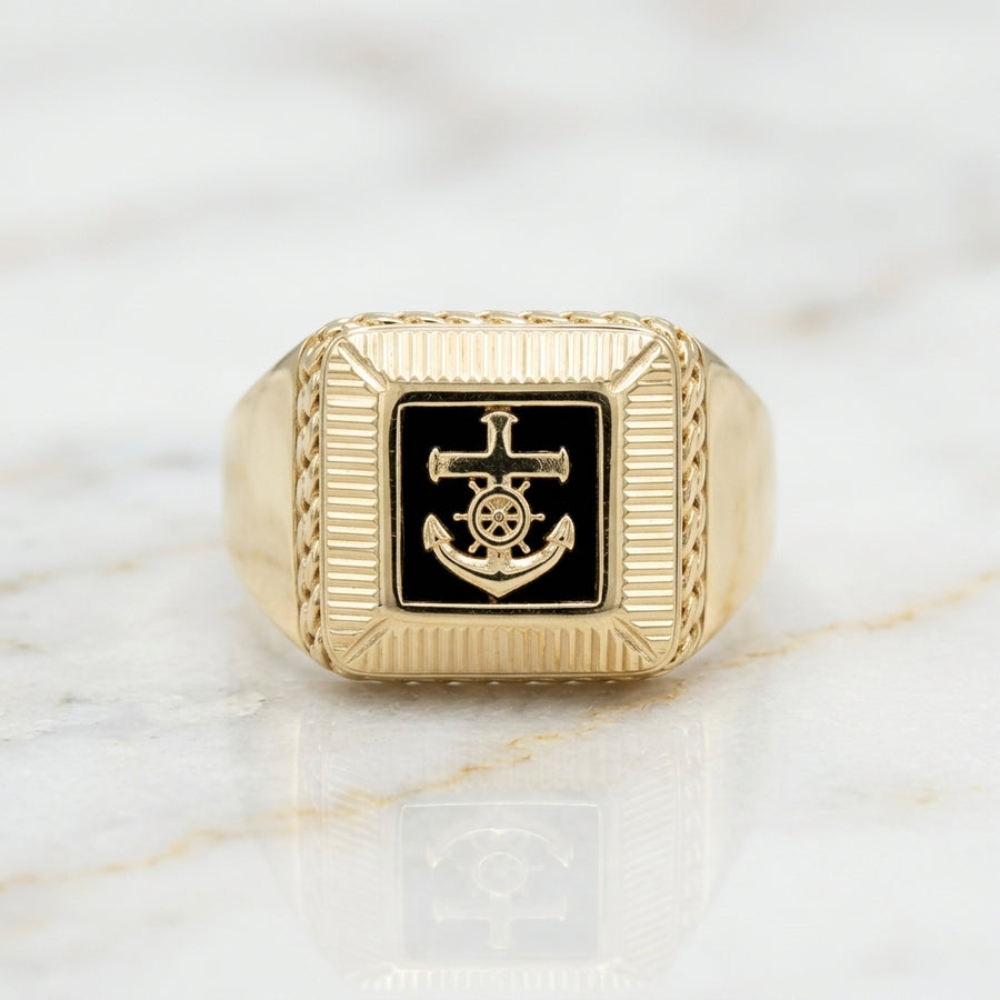 Anillo Sello Cuadrado de Ancla Marinera sobre Fondo Negro con Marco Estriado y Eslabón Cubano en Oro Amarillo 10K (Talla 11) - 5.85g