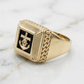 Anillo Sello Cuadrado de Ancla Marinera sobre Fondo Negro con Marco Estriado y Eslabón Cubano en Oro Amarillo 10K (Talla 11) - 5.85g