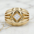 Anillo Abombado de Costillas Caladas con Circonia Central en Rombo en Oro Amarillo 10K (Talla 8) - 3.92g
