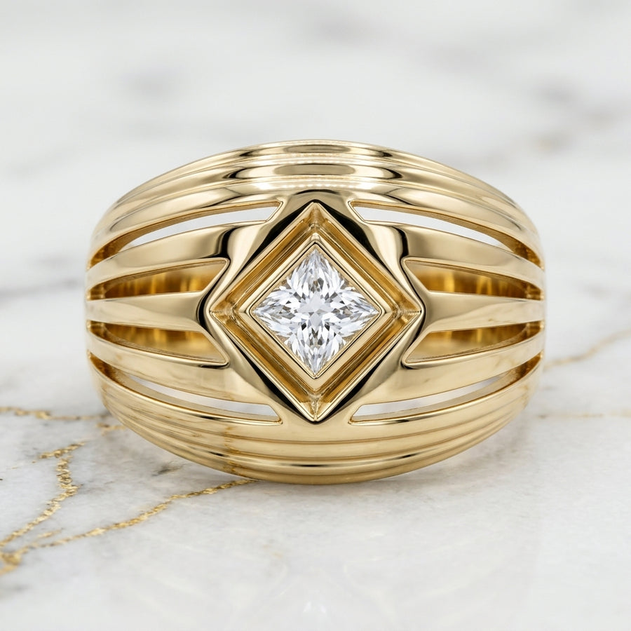 Anillo Abombado de Costillas Caladas con Circonia Central en Rombo en Oro Amarillo 10K (Talla 8) - 3.92g