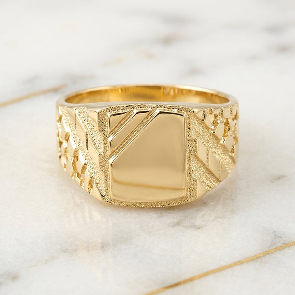 Anillo Sello Rectangular Pulido con Franjas Diagonales y Hombros Calados Diamantados en Oro Amarillo 10K (Talla 10) - 4.81g