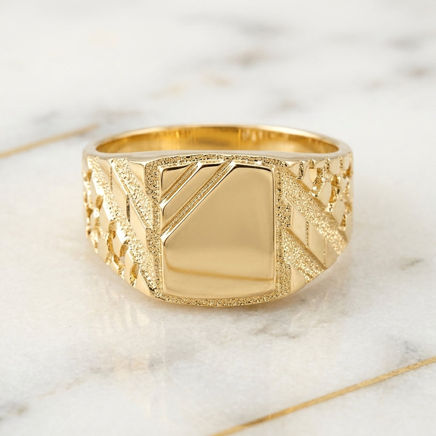 Anillo Sello Rectangular Pulido con Franjas Diagonales y Hombros Calados Diamantados en Oro Amarillo 10K (Talla 10) - 4.81g