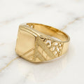 Anillo Sello Rectangular Pulido con Franjas Diagonales y Hombros Calados Diamantados en Oro Amarillo 10K (Talla 10) - 4.81g