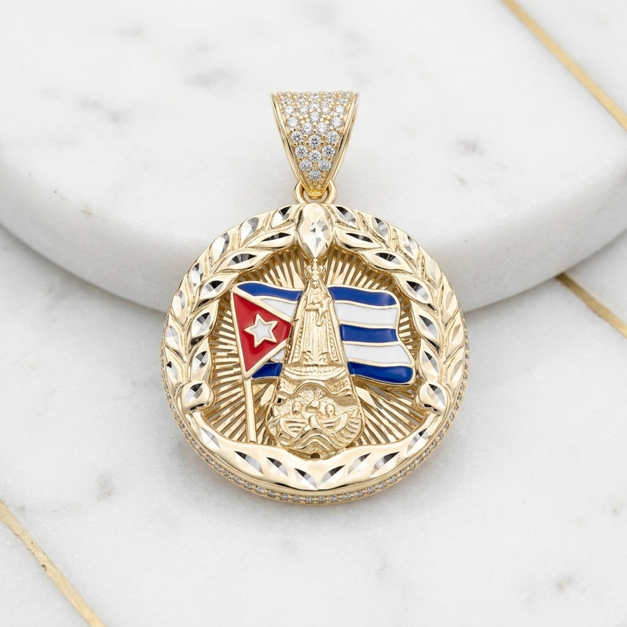 Dije Medalla Redonda Virgen de la Caridad del Cobre con Bandera de Cuba Esmaltada y Canto con Pavé en Oro 10K - 5.78g