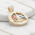 Dije Medalla Redonda Virgen de la Caridad del Cobre con Bandera de Cuba Esmaltada y Canto con Pavé en Oro 10K - 5.78g