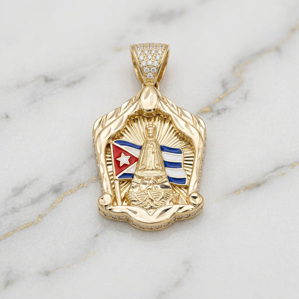Dije Medalla Escudo Virgen de la Caridad del Cobre con Bandera de Cuba Esmaltada y Canto con Pavé en Oro 10K - 5.57g