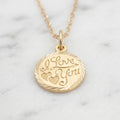 Cadena Tejido Eslabón Diamantado con Dije Medalla "I Love You" y Doble Corazón Lateral en Oro Amarillo 10K - 1.44g