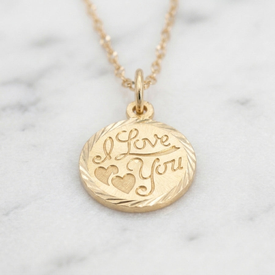 Cadena Tejido Eslabón Diamantado con Dije Medalla "I Love You" y Doble Corazón Lateral en Oro Amarillo 10K - 1.44g