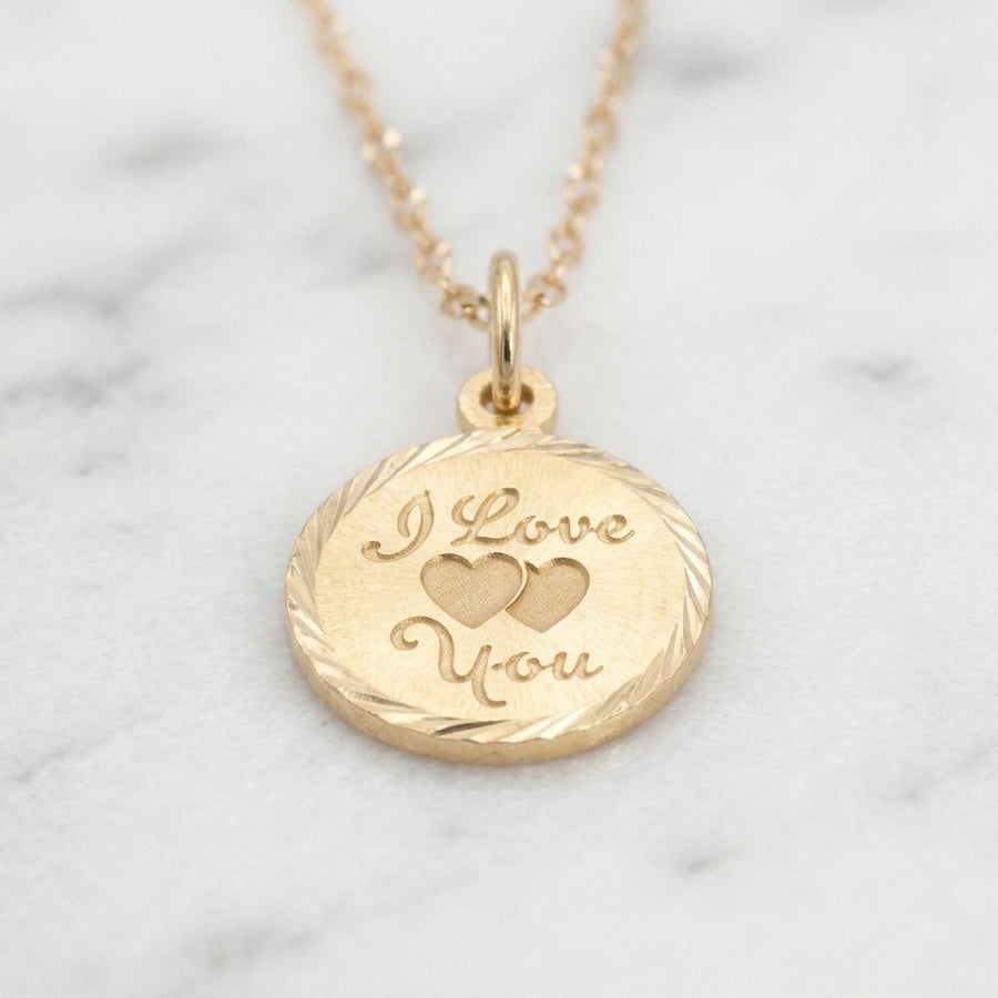 Cadena Tejido Eslabón Diamantado con Dije Medalla "I Love You" y Doble Corazón Central en Oro Amarillo 10K - 1.45g