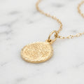 Cadena Tejido Eslabón Diamantado con Dije Medalla Mosaico de Corazones en Oro Amarillo 10K - 1.44g