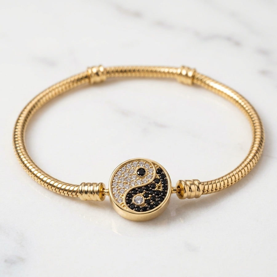 Pulsera Tejido Serpiente Estilo Pandora con Medallón Yin-Yang en Pavé Blanco y Negro en Oro 10K (8") - 6.58g
