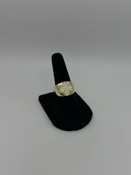 Clover ring with 10k stones