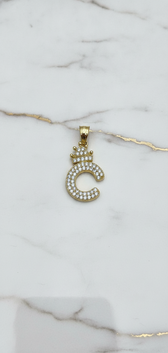 Dije Letra Inicial C con Corona y Doble Hilera de Zirconias Pavé en Oro Amarillo 10K (2.16g)