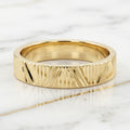 Anillo Alianza Plana con Grabado Diamantado en Zigzag en Oro Amarillo 10K - 3.82g