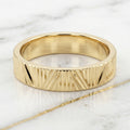 Anillo Alianza Plana con Grabado Diamantado en Zigzag en Oro Amarillo 10K - 3.82g
