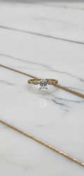 Anillo de Compromiso Solitario Corte Esmeralda con Hombros Marquesa Milgrain en Oro 10K (Talla 8) - 1.72g