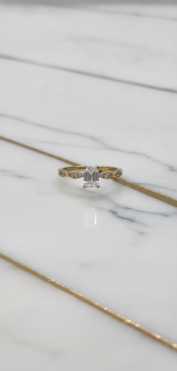 Anillo de Compromiso Solitario Corte Esmeralda con Hombros Marquesa Milgrain en Oro 10K (Talla 8) - 1.72g