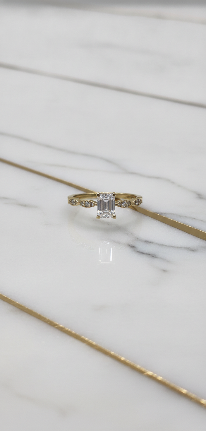 Anillo de Compromiso Solitario Corte Esmeralda con Hombros Marquesa Milgrain en Oro 10K (Talla 8) - 1.72g