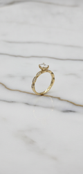 Anillo de Compromiso Solitario Corte Esmeralda con Hombros Marquesa Milgrain en Oro 10K (Talla 8) - 1.72g