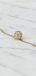 Charm Esférico Calado con Hilera Central de Zirconias en Oro Amarillo 10K (2.09g)