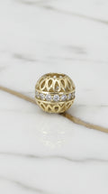 Charm Esférico Calado con Hilera Central de Zirconias en Oro Amarillo 10K (2.09g)