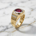 Anillo de Caballero con Piedra Roja Ovalada en Bisel Bicolor y Doble Hilera de Zirconias en Oro 10K (4.61g)