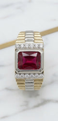 Anillo de Caballero Estilo Eslabón de Reloj Bicolor con Piedra Roja Rectangular y Zirconias en Oro 10K (5.23g)