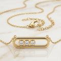Collar con Dije Ovalado Liso y 3 Piedras Móviles en Oro 10K (4.44g)