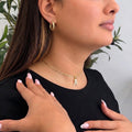 Combo Exclusivo: Aretes Argollas Torcidas Lisas Talla 1 + Cadena Fina Eslabón 20" + Dije Inicial con Corona en Oro 10K (3 Prendas)