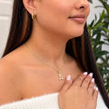 Combo Exclusivo: Aretes Argollas Torcidas Lisas Talla 1 + Cadena Fina Eslabón 20" + Dije Inicial con Corona en Oro 10K (3 Prendas)