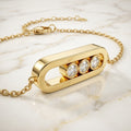 Pulsera con Dije Ovalado Liso y 3 Piedras Móviles en Oro 10K (3.03g)