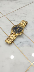 Combo Exclusivo: Reloj Seiko 5 Automático Dorado + Set de 3 Argollas Torcidas Nevadas en Oro 10K (4 Prendas)