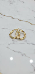 Combo Exclusivo: Aretes Argollas Torcidas Lisas Talla 1 + Cadena Fina Eslabón 20" + Dije Inicial con Corona en Oro 10K (3 Prendas)